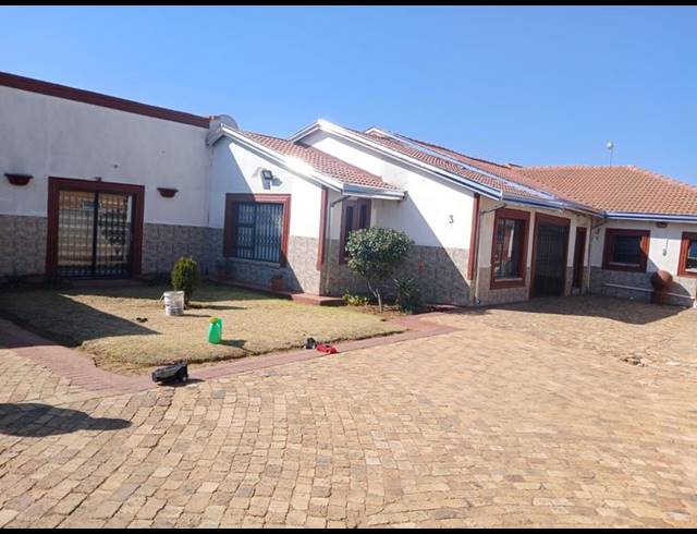 6 BEDROOM HOUSE FOR SALE IN EIKE PARK